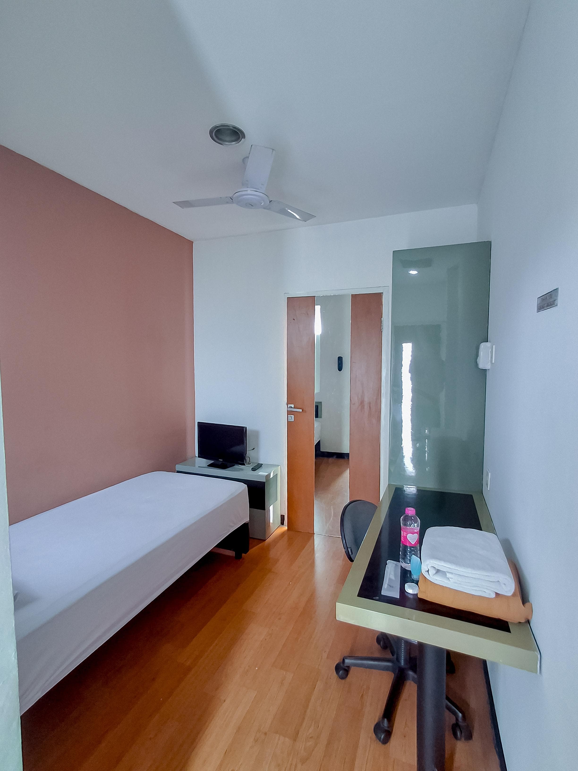 Foto Harian — Kamar Non-AC Unihouse Salatiga